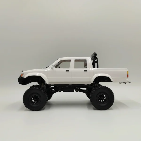 toyota hilux 96 wpl c64 auto rc escala 1-16 sobre superficie rocosa o fondo blanco
