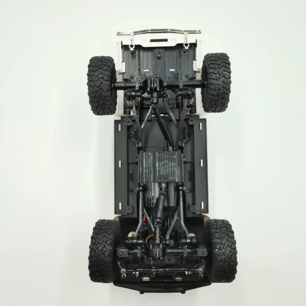 toyota hilux 96 wpl c64 auto rc escala 1-16 sobre superficie rocosa o fondo blanco