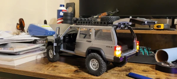 jeep cherokee xj mn78 auto rc escala 1-12 sobre fondo blanco o montañoso
