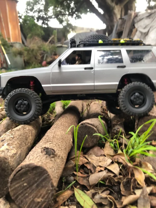 jeep cherokee xj mn78 auto rc escala 1-12 sobre fondo blanco o montañoso