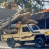 toyota land cruiser 79 mn82 auto rc escala 1-12 sobre fondo blanco o rocoso