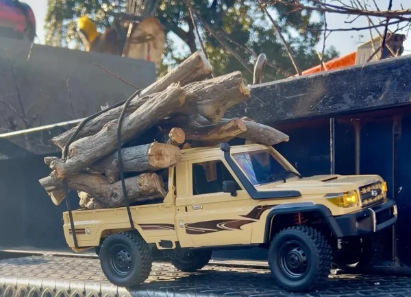 toyota land cruiser 79 mn82 auto rc escala 1-12 sobre fondo blanco o rocoso