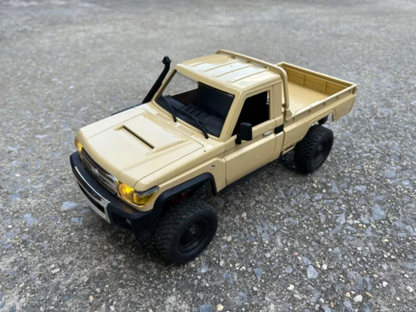 toyota land cruiser 79 mn82 auto rc escala 1-12 sobre fondo blanco o rocoso