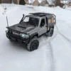 toyota land cruiser 79 rc escala 1-12 mn82s sobre terreno rocoso