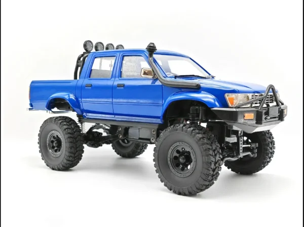 toyota hilux 96 wpl c64 auto rc escala 1-16 sobre superficie rocosa o fondo blanco