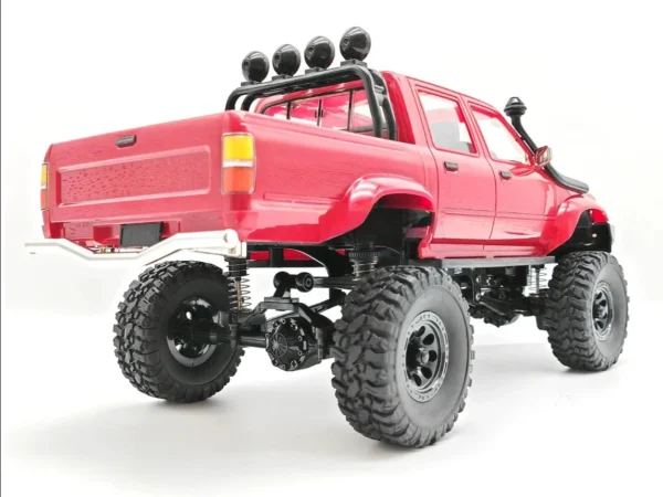 toyota hilux 96 wpl c64 auto rc escala 1-16 sobre superficie rocosa o fondo blanco