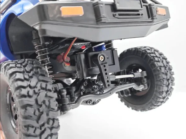 toyota hilux 96 wpl c64 auto rc escala 1-16 sobre superficie rocosa o fondo blanco