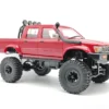 toyota hilux 96 wpl c64 auto rc escala 1-16 sobre superficie rocosa o fondo blanco