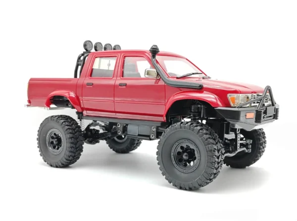 toyota hilux 96 wpl c64 auto rc escala 1-16 sobre superficie rocosa o fondo blanco