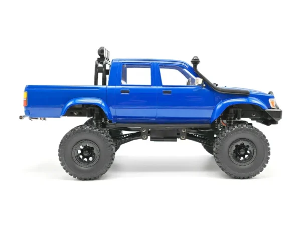 toyota hilux 96 wpl c64 auto rc escala 1-16 sobre superficie rocosa o fondo blanco