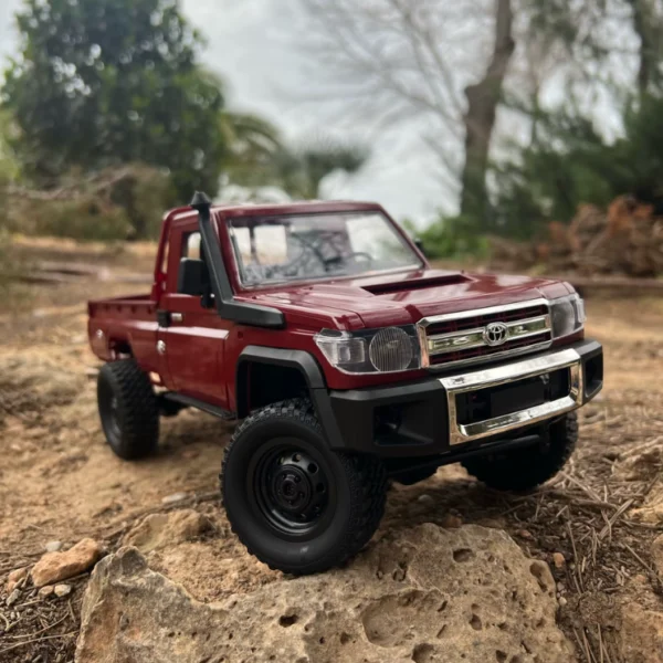 toyota land cruiser 79 mn82 auto rc escala 1-12 sobre fondo blanco o rocoso